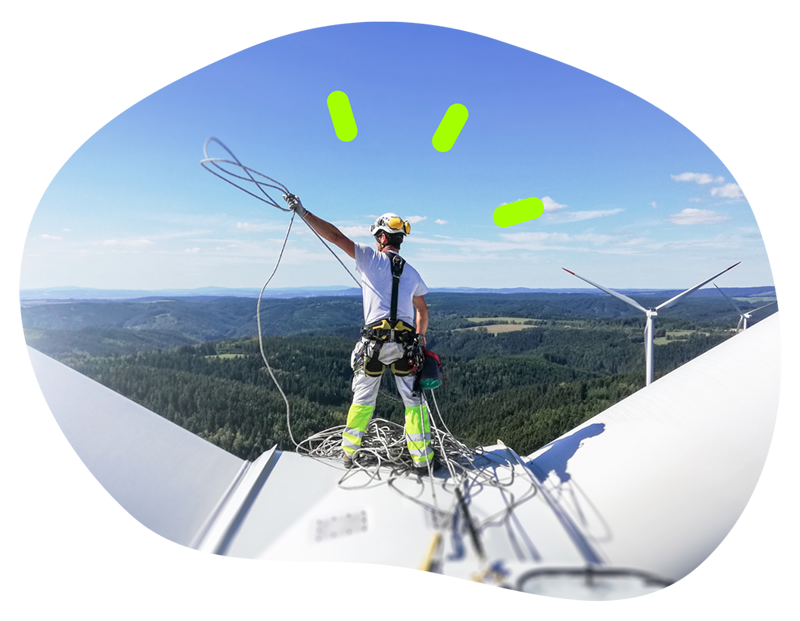 Un technicien sur une éolienne, pour produire et fournir une électricité verte.